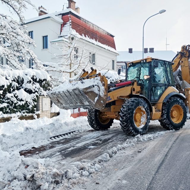 Odklízení sněhu v Českých Budějovicích | foto: Petr Lundák,  MAFRA / Profimedia