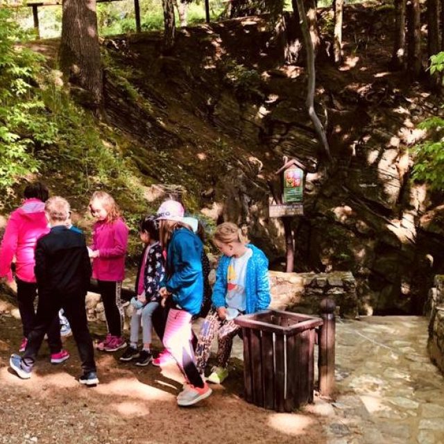 Chýnovská jeskyně se znovu otevřela návštěvníkům. Jako první sem dorazily děti z nedaleké školy | foto: Jan Kopřiva,  Český rozhlas,  Český rozhlas