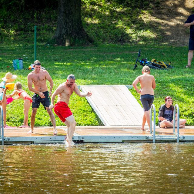 Koupací molo na Vltavě v Českých Budějovicích | foto: Petr Lundák,  MAFRA / Profimedia