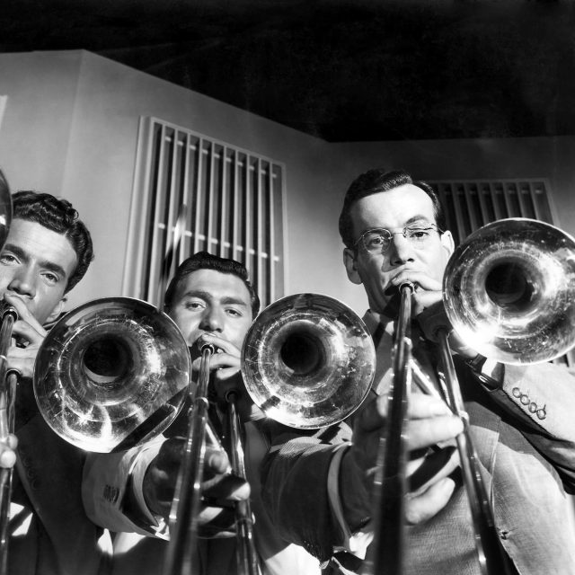 Glenn Miller  (vpravo) se členy svého orchestru v roce 1942 | foto: JT Vintage / Zuma Press / Profimedia