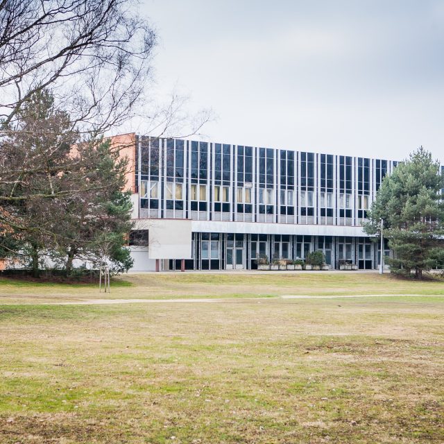 Stávající sportovní hala v Českých Budějovicích měla jít k zemi a na jejím místě se plánovala stavba nového multifunkčního centra | foto: Petr Lundák,  MAFRA / Profimedia