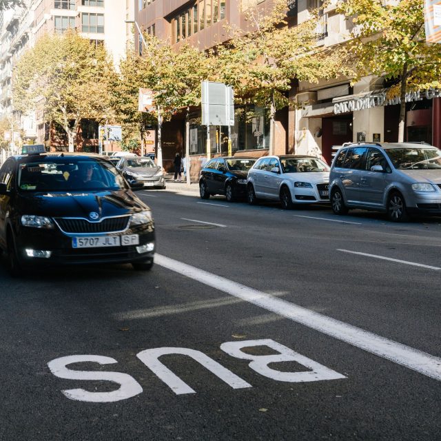 Parkování v pruhu pro autobusy je standartní dopravní přestupek,  za který hrozí pokuta do dvou tisíc korun. Pokud vozidlo blokuje provoz,  mohou ho strážníci i odtáhnout. Ilustrační foto | foto: Fotobanka Profimedia