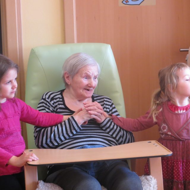 Mateřská škola spolupracuje s domovem pro seniory třetím rokem. Obě strany v tom vidí velký smysl | foto: Domov Matky Vojtěchy Prachatice