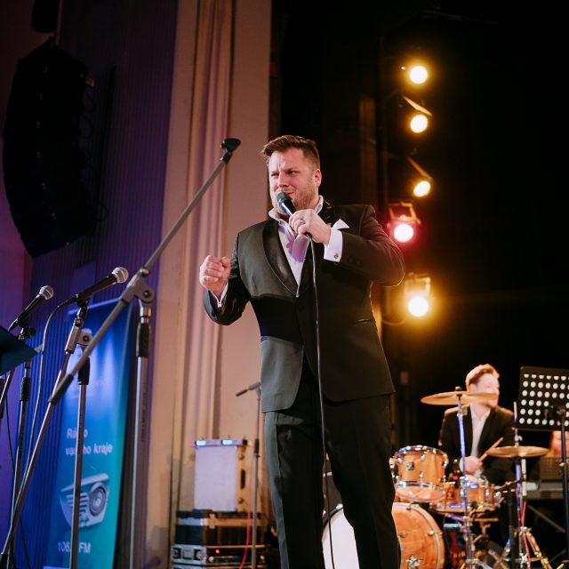 Tomáš Savka na Rozhlasové tančírně v českobudějovickém Metropolu v říjnu 2024 | foto: Karolina Ryvolová