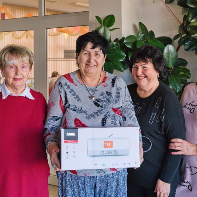 Šťastná paní Růžičková s pečovatelkami převzala DAB rádio | foto: Zdeněk Truhlář,  Český rozhlas