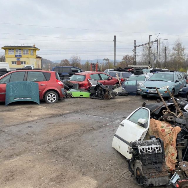 Jedno z míst,  kde Miroslav Novák odkládá autovraky | foto: Jitka Cibulová Vokatá,  Český rozhlas