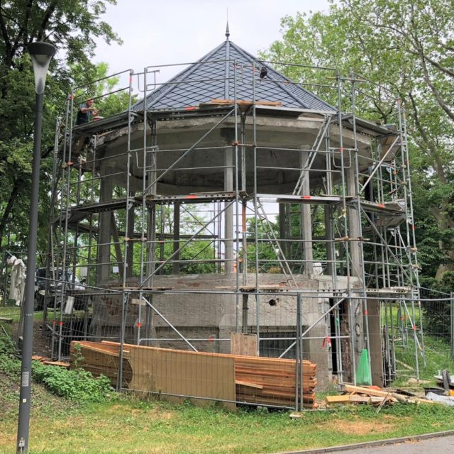 Historický altánek v českobudějovickém parku Háječek se po letech chátrání dočkal rekonstrukce. Majitel ho předělává na kavárnu | foto: Matěj Vodička,  Český rozhlas,  Český rozhlas