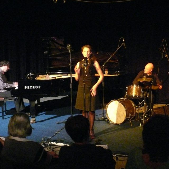 Swing Trio Avalon a Petra Erneyiová v sále Českého rozhlasu České Budějovice v dubnu 2013 | foto: Miroslav Tichák,  Český rozhlas