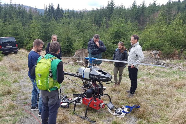 Nad Žofínský prales se vznesla bezpilotní helikoptéra se speciálním 3D skenerem. Americká NASA chce vytvořit software pro měření lesů z družic | foto: Petr Kološ,  Český rozhlas