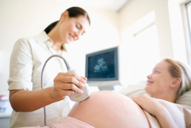 Nejen ultrazvuk,  k běžným součástem těhotenských kontrol patří i měření tlaku,  vážení a vyšetření moči. Vše může pomoci předejít vážnějším problémům | foto: Fotobanka Profimedia