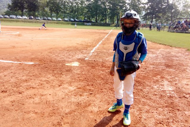 Matěj Kubát,  mladý baseballista z Hluboké nad Vltavou při turnaji | foto: Kamil Jáša