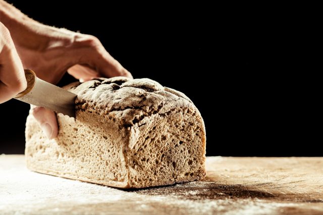 Jemně mletý čirok se dá spolu s pšeničnou moukou použít k pečení chleba | foto: Fotobanka Profimedia