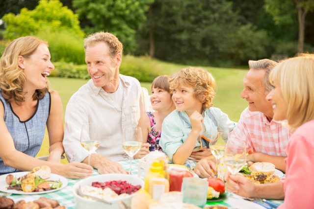 Nejen při velké společenské akci,  ale i při rodinném obědě by měl hostitel zahájit nezávaznou konverzaci | foto: Fotobanka Profimedia