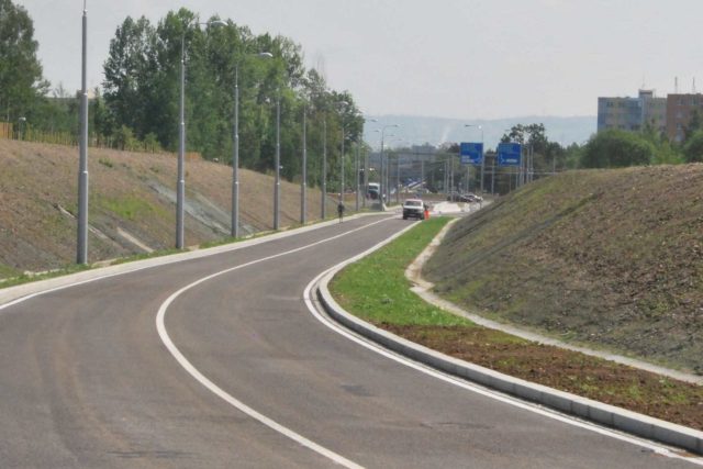 Nová 700 metrů dlouhá silnice spojuje ulice Milady Horákové a Strakonická. Po celý rok bude ve zkušebním provozu. I když ve stavebním povolení má pouze denní provoz,  nakonec tu žádná omezení nebudou | foto: Hana Brožková,  Jihočeský kraj