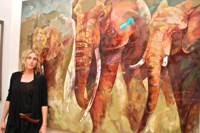 Česká malířka Radu Tesaro a její obraz slonů,  se kterým vyhrála v roce 2012 na soutěži Wildlife Artist of the Year jednu z kategorií | foto:  archiv výtvarnice Radu Tesaro Kirby