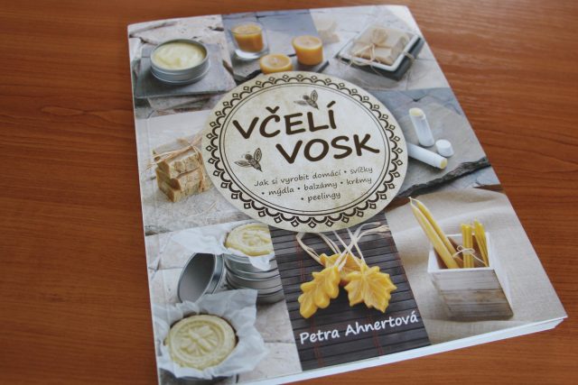 Kniha Včelí vosk Petry Ahnertové,  kterou vydalo nakladatelství Metafora | foto: Andrea Poláková,  Český rozhlas