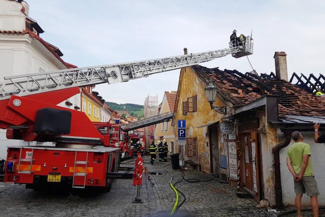 Plameny se z kolny rozšířily na dům a penzion. Zásah byl pro hasiče extrémně náročný | foto:  HZS Jihočeského kraje