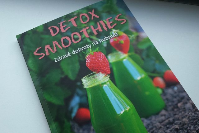 Kniha Detox smoothies,  kterou napsala Eliq Maranik a v češtině vydalo nakladatelství Grada | foto: Andrea Poláková,  Český rozhlas