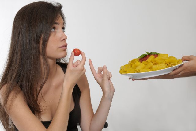 Extrémní anorektičky nejedí celý den,  žijí z jednoho jablka,  necítí hlad ani chuť. Často se jedná o velmi inteligentní dívky s vysokou ctižádostí,  které mají silnou vůli | foto: Fotobanka Profimedia