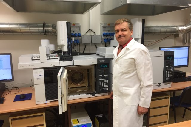 Vedoucí oddělení analytické biochemie Biologického centra Petr Šimek ukazuje jeden z moderních přístrojů,  které umožní posunout diagnostiku závažných onemocnění | foto: Jitka Cibulová Vokatá,  Český rozhlas