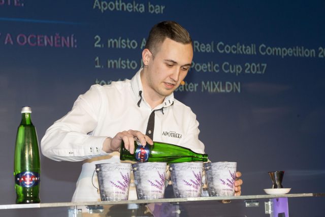 Barman Jan Lukas se účastnil v Českých Budějovicích dalšího ročníku národního kola soutěže Mattoni Grand Drink. Loni národní kolo vyhrál a dostal se na mistrovství světa