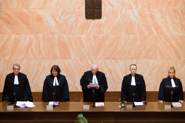 Ústavní soud v čele s předsedou Pavlem Rychetským vyslovuje svůj verdikt | foto: Tomáš Adamec