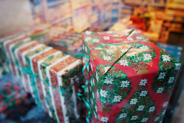 Sbírka nechtěných vánočních dárků pomůže klientům neziskové organizace Fokus. Lidé mohou přinášet věci,  které jsou nepoužívané a nepoškozené | foto: Tomáš Adamec