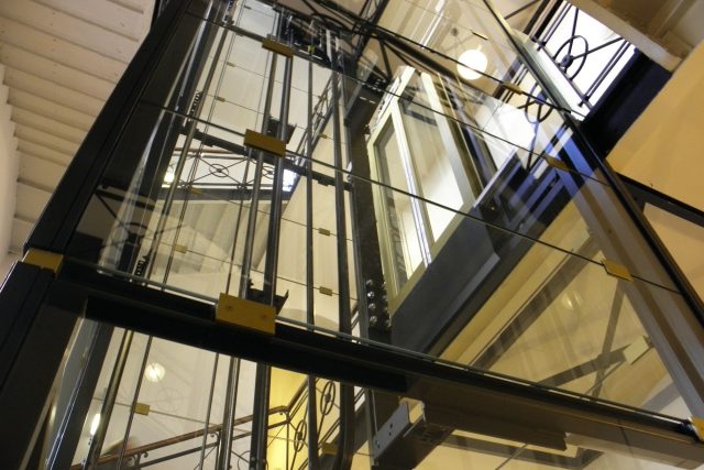 Nový skleněný výtah je určen nejen vozíčkářům nebo lidem se sníženou pohyblivostí,  využijí ho i rodiny. Ilustrační foto | foto: Aleš Spurný