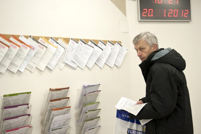 Dvě třetiny lidí,  kterým skončila evidence na úřadu práce,  si našli nové zaměstnání | foto: Filip Jandourek