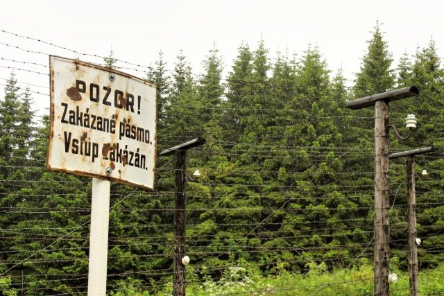 Rekonstruovaný model státní hranice v období totality na Šumavě. Železná opona měla mnoho obětí | foto: Jan Rosenauer