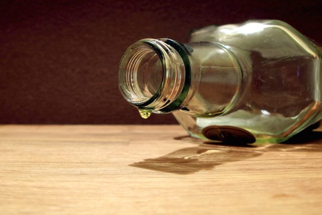 Dopitá láhev tvrdého alkoholu | foto: Fotobanka stock.xchng