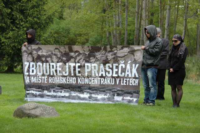 Protest proti existenci vepřína na místě bývalého romského koncentračního tábora v Letech u Písku | foto: Jana Šustová,  Český rozhlas