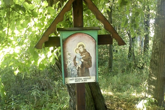 Svatý obrázek sv. Antonínka Paduánského u potoka u obce Tištín | foto: Marek Burša