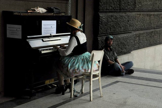Piana na ulici lákají ke hraní a městům propůjčují zvláštní atmosféru. Jeden nástroj stojí o prázdninách i v Táboře. Ilustrační foto | foto: Ondřej Kobza