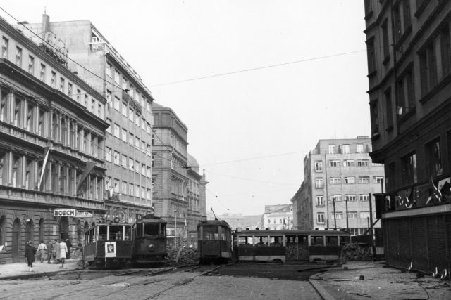 Barikády před budovou rozhlasu v Praze v roce 1945 | foto: Archivní a programové fondy Českého rozhlasu