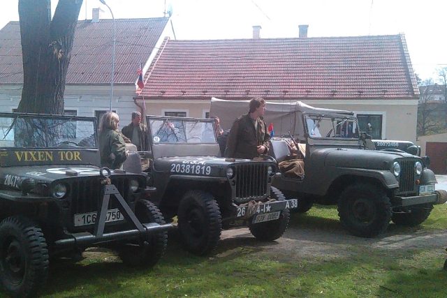 Spanilá jízda klubu Veteran Army Vehicles | foto: David Zajíček
