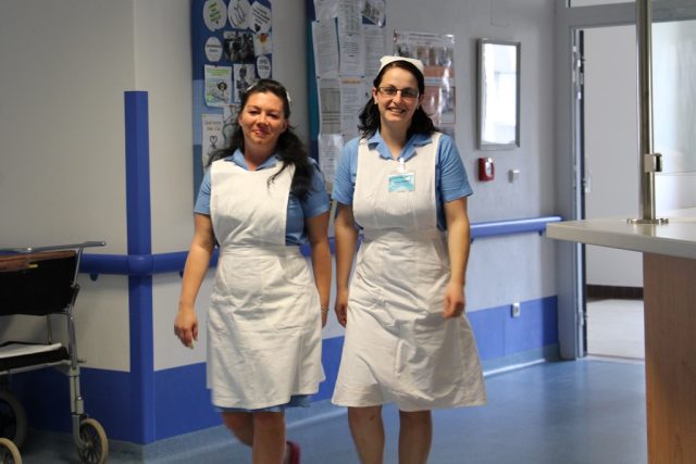 Sestry v prachatické nemocnici nosí na připomínku Dne ošetřovatelství klasické uniformy z dřívějších let - modré šaty,  bílou zástěru a čepec | foto: Andrea Poláková,  Český rozhlas