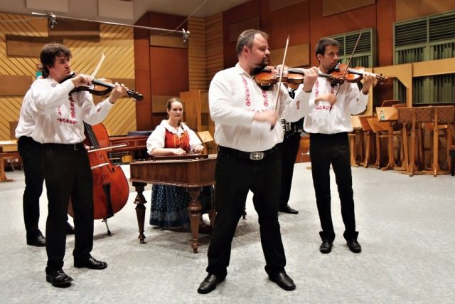 Cimbálová muzika Milana Broučka | foto: Rostislav Duršpek