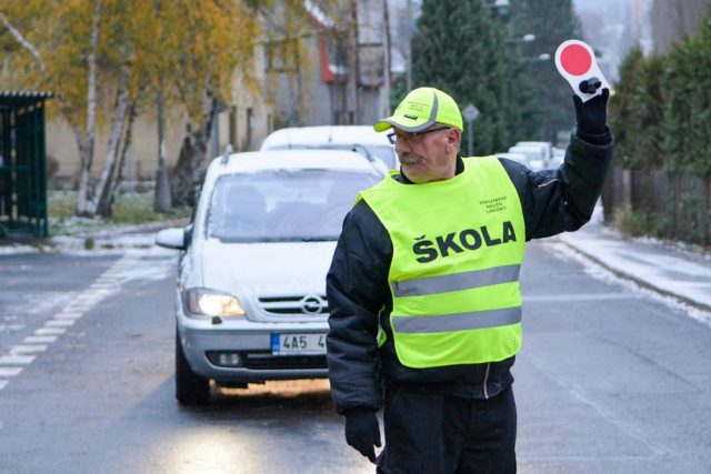 Kvůli zvýšenému rannímu provozu vznikají před školou problémy a nebezpečné situace. Ilustrační foto | foto: Jan Král,  Město Liberec
