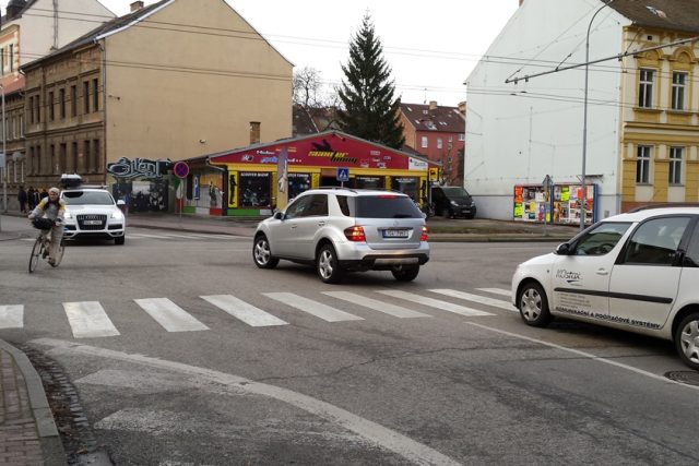 Křižovatka je velmi vytížená,  projíždí tudy několik tisíc aut denně | foto: Andrea Poláková,  Český rozhlas