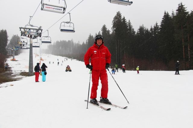 Lyžař tak,  jak má vypadat. Na první pohled dominuje červená barva svrchního oděvu,  ve kterém nezmrznete ani v těch nejtěžších zimních podmínkách nejen na českých horách. Stejně tak důležitá je ochranná přilba a brýle | foto: Andrea Poláková,  Český rozhlas