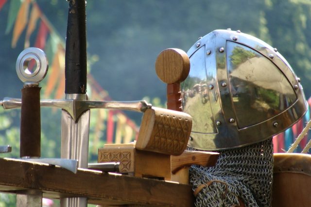 rytíř,  středověk,  helma,  meč,  | foto: CC0 Public domain