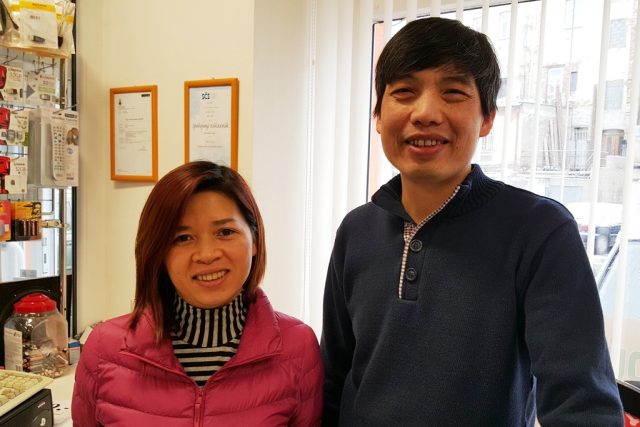 Jedním ze dvou oceněných vietnamských podnikatelů z Milevska je Vu-Van Xyuen  (na snímku s manželkou). „Zákazník je pro nás nejdůležitější, &quot; říká | foto: Romana Lehmannová