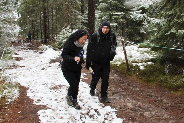 Před túrou sledujte předpověď počasí a oblečte se podle ní. Do batohu vždy přibalte pláštěnku,  několik kusů spodních vrstev oblečení,  rezervní ponožky,  jídlo a pití | foto: Andrea Poláková,  Český rozhlas