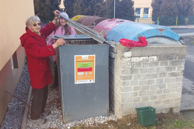 Růžena Šandová ukazuje komunitní kompostér,  který stojí hned vedle panelového domu. Když je zavřený,  není díky speciálnímu filtru cítit žádn zápach | foto: Romana Lehmannová