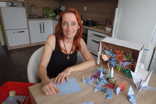 Monika Brýdová skládá origami. Nejznámější figurkou je jeřáb | foto: Mirka Nezvalová,  Český rozhlas