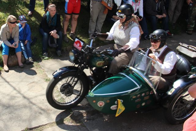 Osmdesátiletá Libuše Šulcová je jedinou ženou,  která řídí historický motocykl se sajdkárou | foto: Andrea Poláková,  Český rozhlas