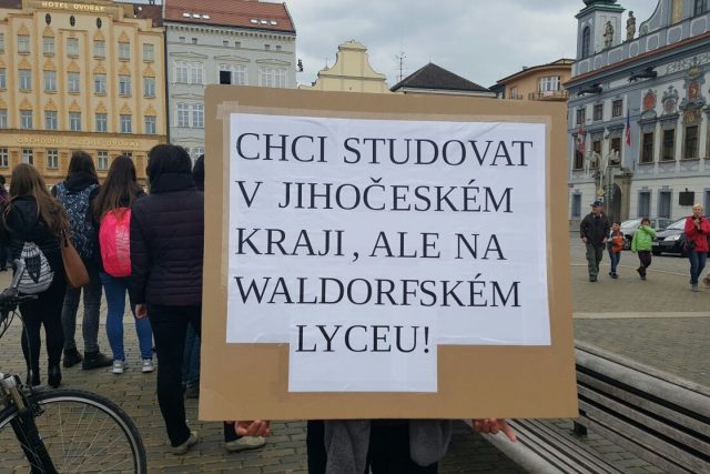 Lidé,  kteří prosazují založení waldorfského lycea v Českých Budějovicích,  uspořádali happening | foto: Romana Lehmannová,  Český rozhlas