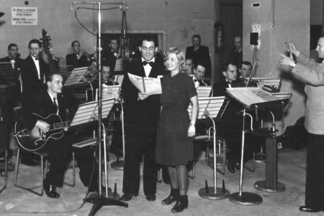 Inka Zemánková s orchestrem,  snímek z roku 1944 | foto: Archivní a programové fondy Českého rozhlasu