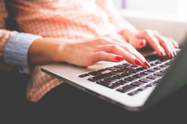 Počítač,  klávesnice,  internet,  psaní,  nehty,  ženské ruce | foto: Fotobanka Pixabay